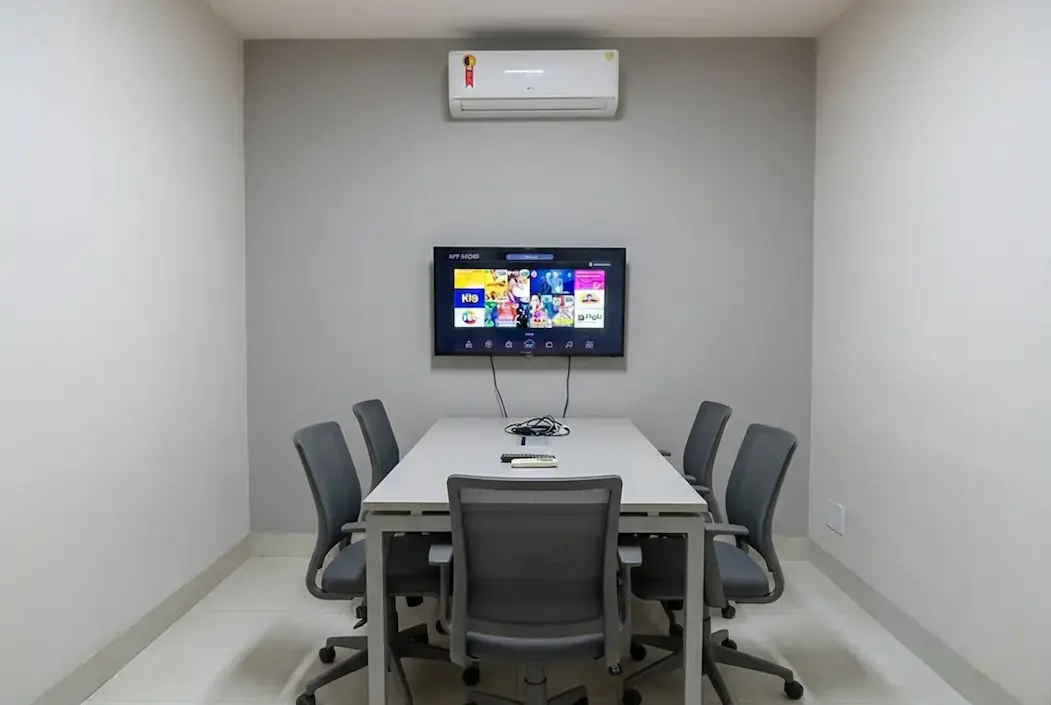 EscritÃ³rio antes da transformaÃ§Ã£o com mobiliÃ¡rio antigo